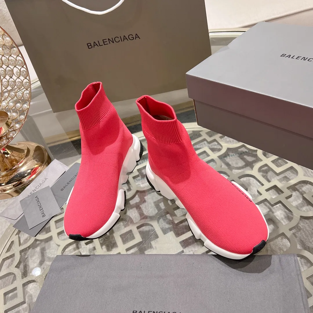👟👟Ex-factory price 400👟👟 Balenciaga classic sock boots, originally produced by the factory, purchasing agent level. The latest original outsole mold, (TPU ten-vacuum outsole, the highest version on the market, please do not compare prices with TPR outsole, don’t bother if you don’t know the product) The black, white and red three-color vacuum sole shows high-end luxury. •Upper: elastic fly weave double-layer composite gold wire high-elastic knitted mesh cotton •Inner lining: imported double-sided velvet, which is comfortable and resilient to shape •Insole: original imported terry cloth, breathable but not fading •Sole: TPU ten-vacuum outsole (to eliminate pores) •Packaging: full set of packaging (certificate, invoice, cloth bag, handbag) •Size: 34-45 standard code (34, 45, 46.47 can be customized and are not returnable)